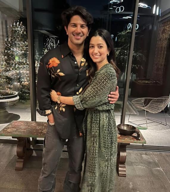 மலையாள நடிகர் மம்முட்டியின் மகனான துல்கர் மலையாளம், தமிழ் மொழி படங்களில் நடித்து வருகிறார்.