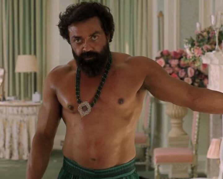 'एनिमल' में खतरनाक विलेन अबरार का रोल निभाकर बॉबी देओल ने खूब सुर्खियां बटोरी हैं. मूवी की रिलीज के बाद से ही उनकी जमकर तारीफ हो रही है.