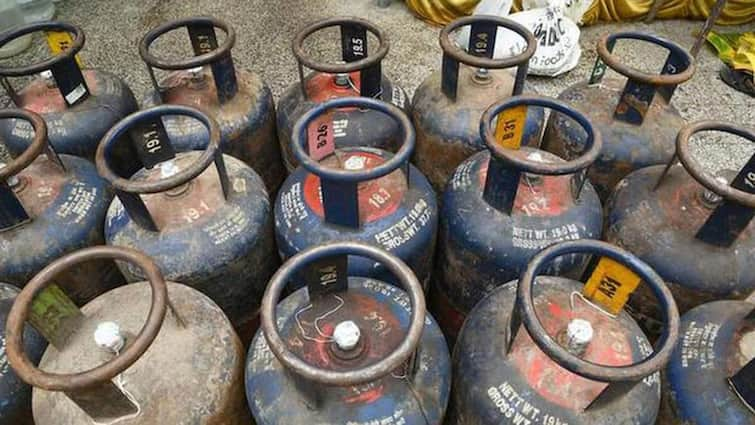 LPG Price Reduced Commercial LPG Price Update LPG Price Reduced: ਸਵੇਰੇ ਸਵੇਰੇ ਆਈ ਖੁਸ਼ਖਬਰੀ,  LPG ਸਿਲੰਡਰ ਦੀਆਂ ਕੀਮਤਾਂ 'ਚ ਹੋਈ ਕਟੌਤੀ, ਦੇਖੋ ਨਵੇਂ ਭਾਅ