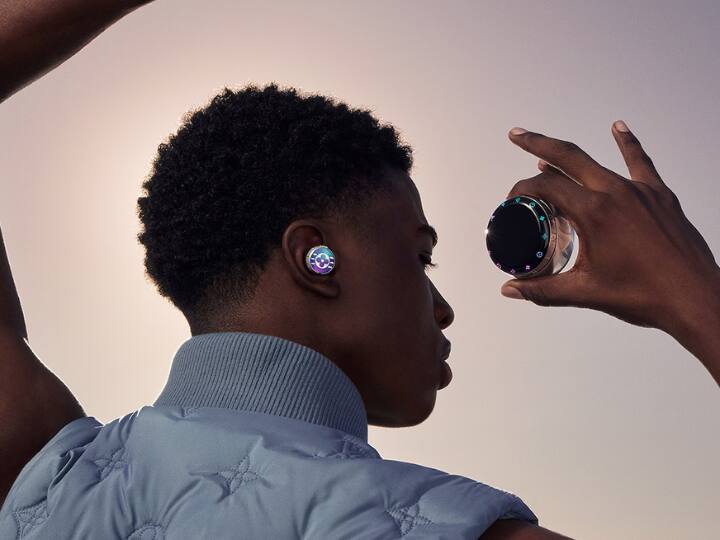 Vuitton’s Horizon Light Up wireless इयरफोन की जो खासियत है वो है इसका प्रीमियम लुक और कम्फर्ट. बाकि सभी फीचर्स लगभग एक सामान्य ईयरबड्स की तरह हैं. ईयरबड्स का केस Tambour वॉच के डिजाइन से प्रेरित है. इयरफोन में लाइट एल्यूमीनियम का इस्तेमाल किया गया है जिन्हें फिर सफायर से पॉलिश किया गया है.
