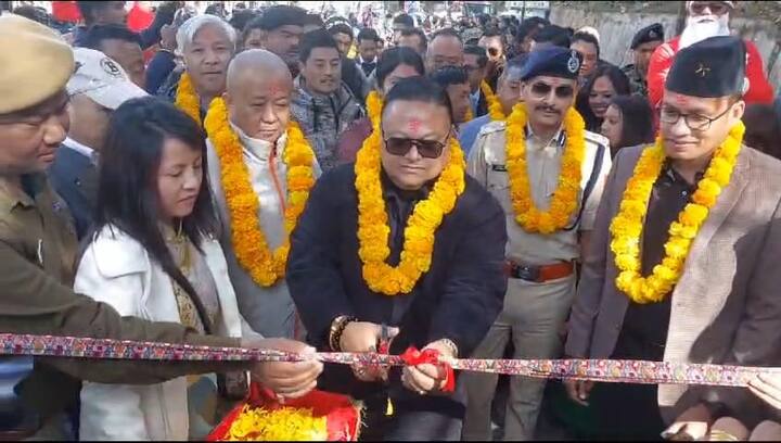 এদিন ছিল খাবারের বিভিন্ন স্টল। দেখা গিয়েছে চায়ের স্টল। সেখানে ভিড়ও ছিল চোখে পড়ার মতো।
