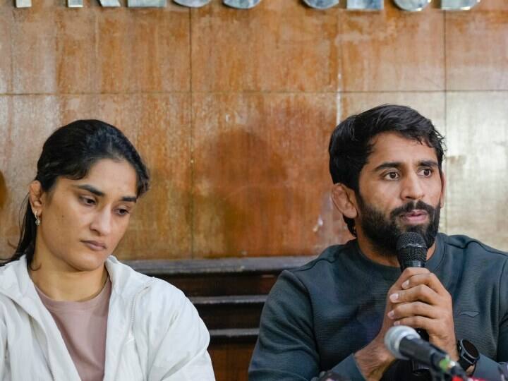 गुरुवार (21 दिसंबर) को बृजभूषण के करीबी के डब्ल्यूएफआई अध्यक्ष बनने के बाद साक्षी मलिक, बजरंग पुनिया और विनेश फोगाट ने फ्रेस कांफ्रेंस की.  इस दौरान 2016 रियो ओलंपिक की कांस्य विजेता साक्षी मलिक ने भी रोते हुए कुश्ती को अलविदा कहा था.