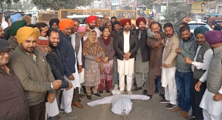 Barnala Congress party worker protest on MP suspended in parlianment Barnala news: '...ਪਾਰਲੀਮੈਂਟ 'ਚ ਸੱਚ ਦੀ ਆਵਾਜ਼ ਨੂੰ ਦਬਾਉਣ ਦੀ ਕੀਤੀ ਜਾ ਰਹੀ ਕੋਸ਼ਿਸ਼', ਸਾਂਸਦਾਂ ਨੂੰ ਮੁਅੱਤਲ ਕਰਨ 'ਤੇ ਕਾਂਗਰਸ ਨੇ ਗੁੱਸਾ ਕੀਤਾ ਜ਼ਾਹਰ