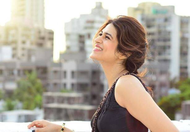 Shraddha Das: સાઉથ એક્ટ્રેસ શ્રદ્ધા દાસ બ્લેક સાડીમાં લાગે છે બોલ્ડ,જુઓ વાયરલ તસવીરો