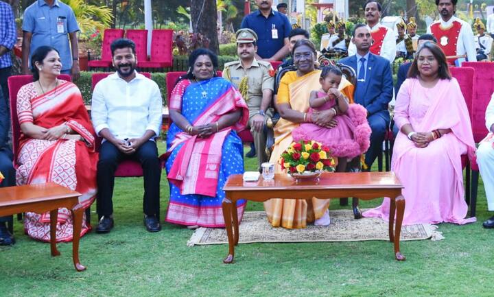 సీఎం రేవంత్ రెడ్డితో కలిసి గవర్నర్ తమిళిసై రాష్ట్రపతికి సాదరస్వాగతం పలకగా.. అనంతరం రాష్ట్రపతి అందించిన ఆతిథ్యాన్ని రాష్ట్ర ప్రభుత్వం స్వీకరించింది.