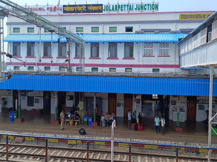 Jolarpettai Railway Station Built by British Army is Being Modernized at Cost of 16 crores- TNN Jolarpettai Railway Station:  ரூ.16 கோடியில் நவீனமயமாகும் ஜோலார்பேட்டை ரயில் நிலையம்; பணிகள் தீவிரம், பயணிகள் மகிழ்ச்சி!