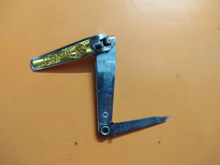 आज की व्यस्त जीवनशैली में लोग अपने स्वास्थ्य की परवाह नहीं करते. खाने-पीने और अन्य आवश्यक कार्यों के अलावा व्यक्तिगत सुरक्षा भी महत्वपूर्ण है. पैर और हाथ भी व्यक्तिगत पोशाक के अंतर्गत आते हैं. ऐसे में, इनकी साफ-सफाई भी बहुत महत्वपूर्ण है. नाखून बढ़ने से गंदगी रहती है. जो हानिकारक है. नाखून काटने के लिए अक्सर नेल कटर का उपयोग किया जाता है. जैसा कि आपने देखा होगा, कुछ नेल कटर में दो चाकू जैसे उपकरण भी होते हैं. क्या आप जानते हैं कि वे क्या करते हैं?