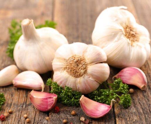 सर्वसामान्यांच्या घरचे बजेट कोसळले आहे. त्याचवेळी घाऊक बाजारात लसणाची किंमत 150 ते 250 रुपये प्रतिकिलोपर्यंत पोहोचली आहे.