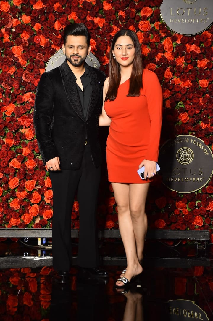 वहीं ब्लैक कलर के सूटबूट में पहुंचे राहुल वैद्य भी बेहद हैंडम लग रहे हैं. पैपराजी के सामने कपल ने जमकर पोज दिए, जिसकी तस्वीरें सोशल मीडिया वर खूब वायरल हो रही हैं. इन तस्वीरों पर फैंस खूब प्यार लुटा रहे हैं.