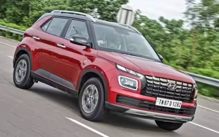 ਅਗਲੀ SUV ਦਾ ਨਾਂ Hyundai Venue ਹੈ, ਜਿਸ ਦੀ ਕੀਮਤ 6.92 ਲੱਖ ਰੁਪਏ ਤੋਂ ਲੈ ਕੇ 11.78 ਲੱਖ ਰੁਪਏ ਐਕਸ-ਸ਼ੋਰੂਮ ਹੈ। ਜੇਕਰ ਅਸੀਂ ਇਸ ਵਿੱਚ ਉਪਲਬਧ ਕਿਸ਼ਤੀ ਸਪੇਸ ਦੀ ਗੱਲ ਕਰੀਏ ਤਾਂ ਇਹ 350 ਲੀਟਰ ਦੀ ਹੈ।