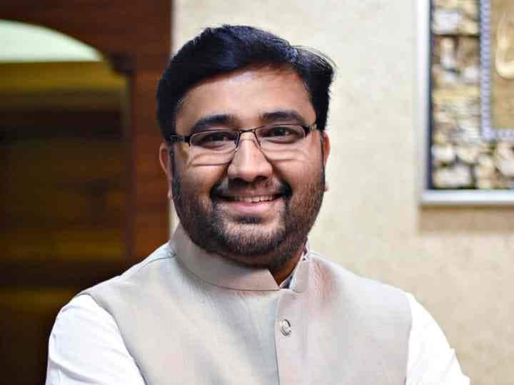 मस्जिद के डेवलपमेंट कमेटी के अध्यक्ष हाजी अरफात शेख ने बताया कि मस्जिद में दुनिया की सबसे बड़ी कुरान होगी, जो 21 फीट ऊंची और 36 फीट चौड़ी होगी.