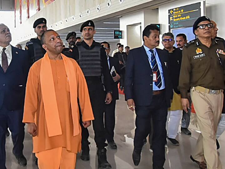 PM Narendra Modi In Ayodhya CM Yogi reviewed preparations for PM Arrival in ayodhya PM Narendra Modi In Ayodhya: CM योगी ने की पीएम के अयोध्या दौरे की तैयारियों की समीक्षा, साधु-संतों से किया विचार-विमर्श
