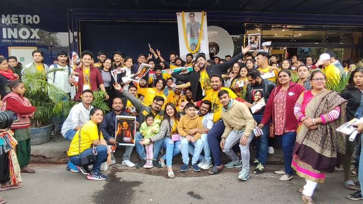 প্রত্যেকবারের মতো এবারও সকাল থেকেই শাহরুখ-ভক্তদের মধ্যে উন্মাদনা ছিল চোখে পড়ার মতো। দেশের একাধিক প্রেক্ষাগৃহে ভোর থেকেই শুরু হয় সেলিব্রেশন।