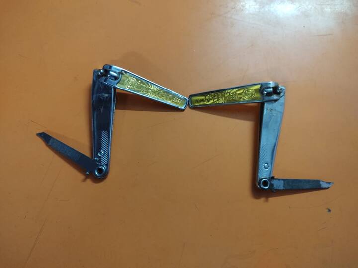 नेल कटर में कटर सबसे महत्वपूर्ण है. यह नाखून काटने के समान है. आमतौर पर, कटर एक-दूसरे के सामने दो ब्लेड से बना होता है. धातु ब्लेडों को मजबूत बनाता है.