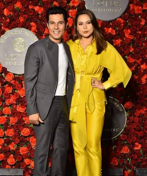 બીજી તરફ લિન શાઇની યલો કલરના ડ્રેસમાં ખૂબ જ ક્યૂટ લાગી રહી હતી. લિન ટ્રેન્ડી જ્વેલરી સાથે ખૂબ જ સુંદર લાગી રહી હતી.