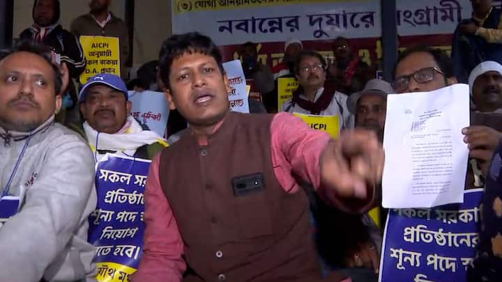 আন্দোলনকারীদের স্লোগান ও প্ল্যাকার্ড প্রদশর্নেও বাধাদানের অভিযোগ পুলিশের বিরুদ্ধে। পুলিশ বনাম সংগ্রামী যৌথ মঞ্চের টানাপোড়েনে সরগরম নবান্ন সন্নিহিত এলাকা।