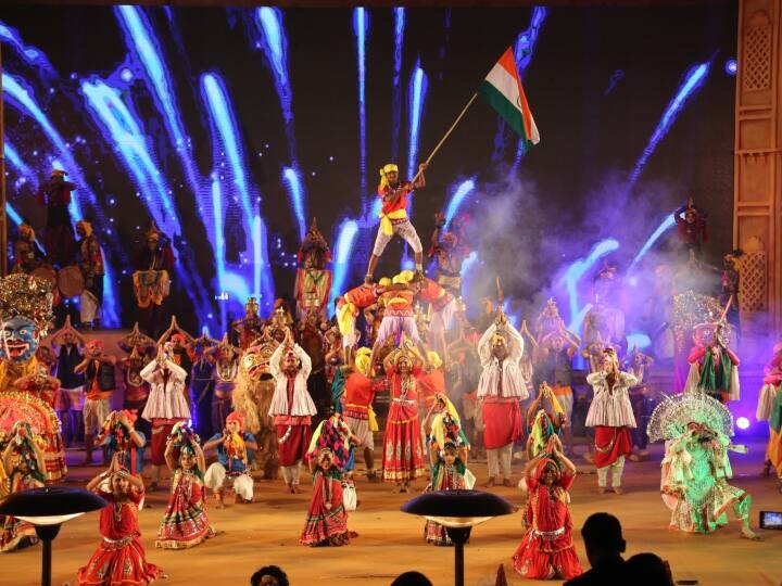 Udaipur: शिल्पग्राम मेले में PM मोदी के 'एक भारत श्रेष्ठ भारत' विजन के तहत 'लोक झंकार' कार्यक्रम में एक ही स्टेज पर 12 राज्यों के कलाकारों ने अपनी क्षेत्रीय संस्कृति का खूबसूरत रंग बिखेरा.