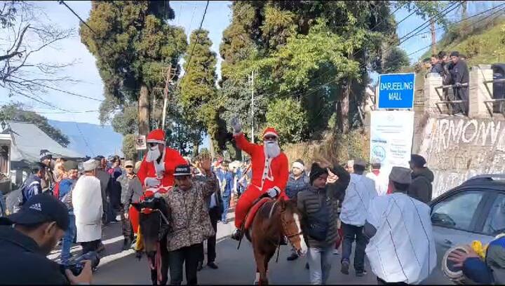 ২২ ডিসেম্বর থেকে শুরু হয়েছে এই বিশেষ অনুষ্ঠান। এদিন সকালে দার্জিলিং চৌরাস্তা মলে আয়োজিত হয় উদ্বোধনী অনুষ্ঠান।