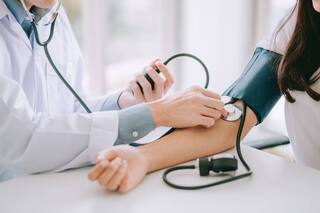 Hypertension : हिवाळ्यात रक्तदाब का वाढतो? जाणून घ्या त्याची कारणे आणि प्रतिबंध करण्याच्या पद्धती
