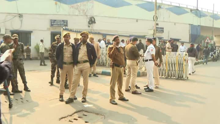 এমনকি নিকটবর্তী শৌচালয়ও ব্যবহার করতে দেওয়া হচ্ছে না বলে অভিযোগ তোলে আন্দোলনকারীরা।