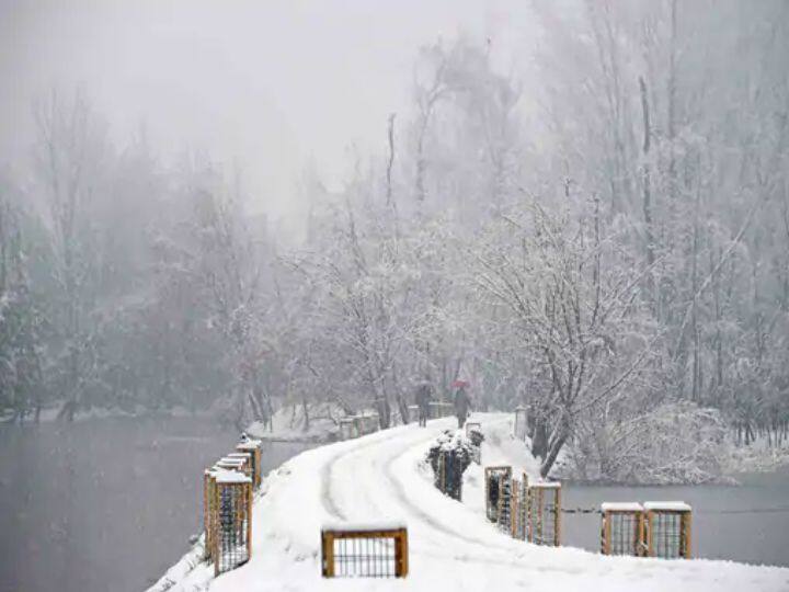 साल का आखिरी महीना चल रहा हैं. सर्दियों के मौसम ने पूरी तरह दस्तक दे दी है. ठंड के ये दिन कई लोगों को तो लुभाते हैं. लेकिन कई लोगों के लिए ये परेशानी का सबब बन जाते हैं. ठंड के मौसम में जो लोग अपने घरों में रहते हैं. उनको तो खूब मजे आते हैं लेकिन जो लोग गरीब होते हैं. जिनके पास रहने को घर नहीं होते. उनकी दिक्कत बढ़ जाती है.