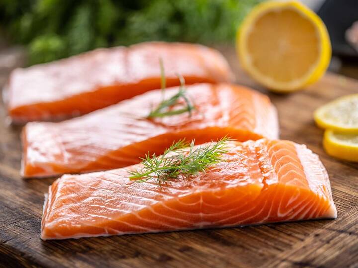 સૅલ્મોનમાં મોટી માત્રામાં ઓમેગા-3 ફેટી એસિડ હોય છે, જે તમારા મગજના કાર્ય માટે ખૂબ જ ફાયદાકારક છે. ઓમેગા-3 ફેટી એસિડ મગજમાં ન્યુરોન્સ બનાવવા માટે મહત્વપૂર્ણ છે. તેથી, તમારા આહારમાં સૅલ્મોનનો સમાવેશ કરીને, તમે તમારા મગજને સ્વસ્થ રાખી શકો છો અને તમારી યાદશક્તિમાં પણ સુધારો થશે.