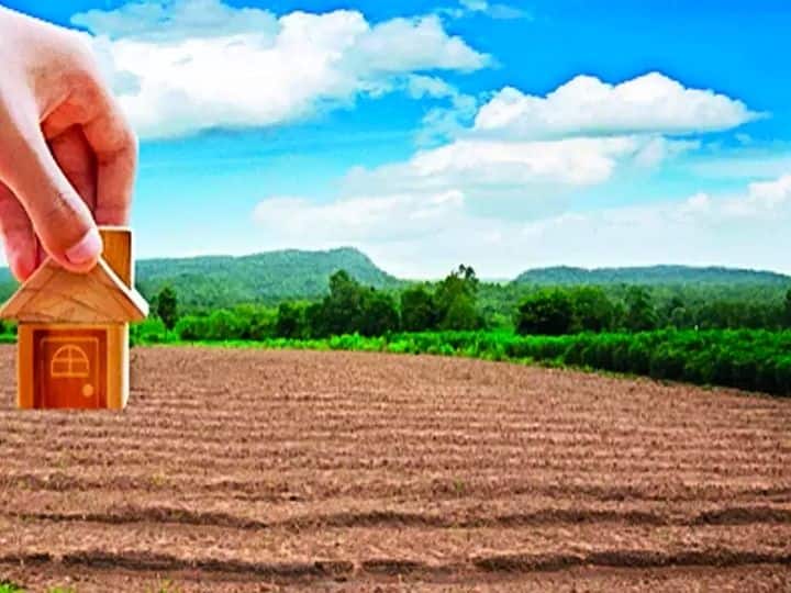 जमीन खरीदना आसान काम नहीं होता. अक्सर देखा गया है जमीन खरीदते वक्त मामलों में बेहद फ्रॉड हुआ है. ऐसे में अगर आप जमीन खरीद रहे हैं तो आप कैसे पता करें. जो व्यक्ति आपको जमीन बेच रहा है वह जमीन उसी की है. यदि आप सरकारी दफ्तर जाएंगे वहां तहकीकात करेंगे तो इसमें समय लगेगा और हो सकता है आपको उचित जानकारी भी ना मिल पाए. लेकिन हम आपको बताएंगे कौन सी जमीन किसकी है. इस बात को पता करने के लिए आसान सा तरीका है. जिसमें आप आप चंद मिनट में ही जान लेंगे कि क्या वाकई जमीन का मालिक वही शख्स है. जिससे आप खरीद रहे हैं या फिर आपके साथ फ्रॉड हो रहा है