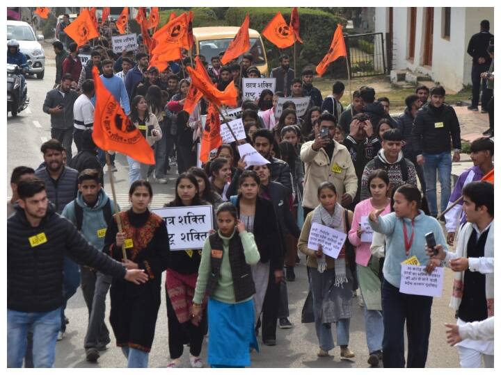 HP News ABVP opens front on demand for construction of CU building accuses CM Sukhu of lying ann HP News: CU भवन निर्माण की मांग पर ABVP ने खोला मोर्चा, CM सुक्खू पर लगाया झूठ बोलने का आरोप