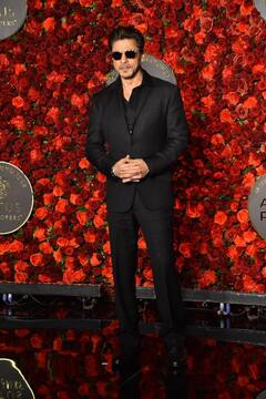 Pics: 'ડંકી' રીલિઝ થયા બાદ સામે આવી શાહરૂખ ખાનની પ્રથમ તસવીર, ઓલ બ્લેક લૂકમાં જીત્યું ફેન્સનું દિલ