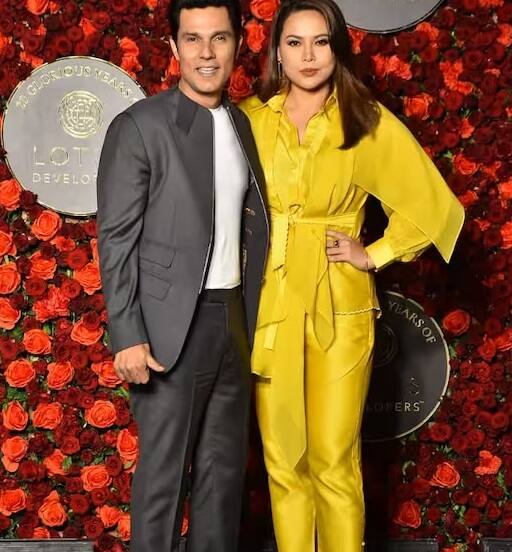 રણદીપ અને લિન બંન્નેએ પાપારાઝીઓને ખૂબ જ ક્યૂટ અંદાજમાં પોઝ આપતા જોવા મળ્યા હતા.