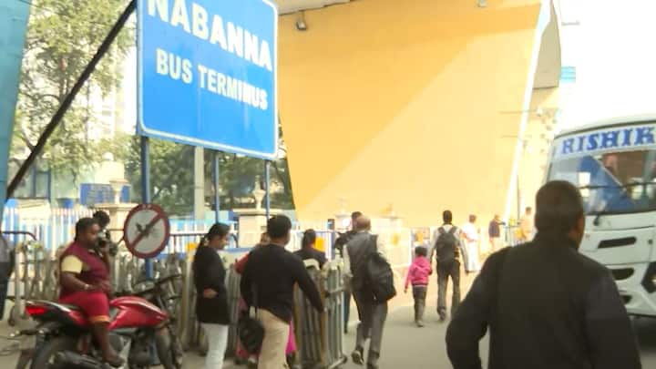 আরও অভিযোগ, আশে পাশের যাবতীয় খাবারের দোকান বন্ধ করে দেওয়া হয়।