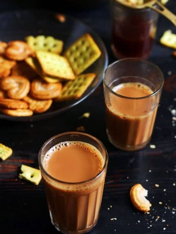 गरम चाय के साथ भूल कर भी ना खाएं ये चीजें