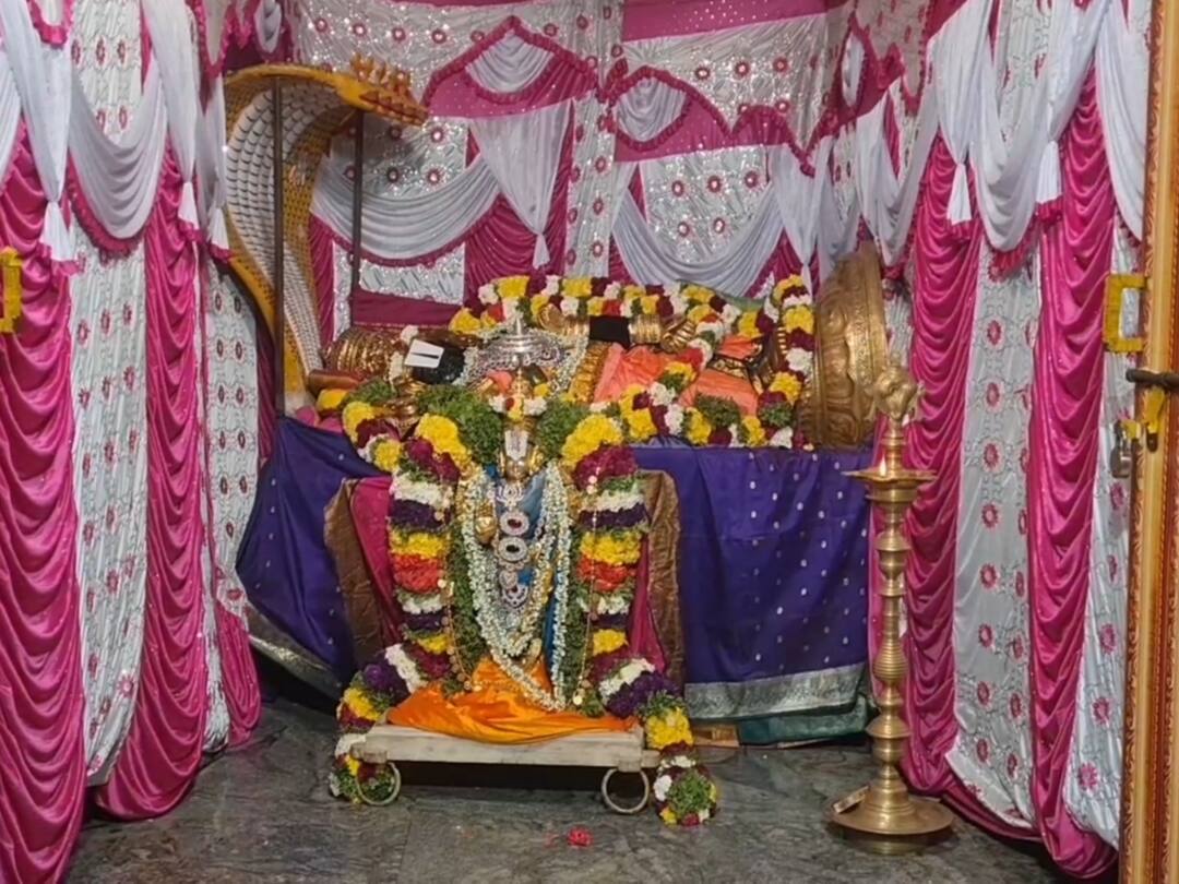 Vaikunda Ekadasi: வாணியம்பாடியில் 1036 ஆண்டு பழமை வாய்ந்த அழகு பெருமாள் கோயில் சொர்க்க வாசல் திறப்பு