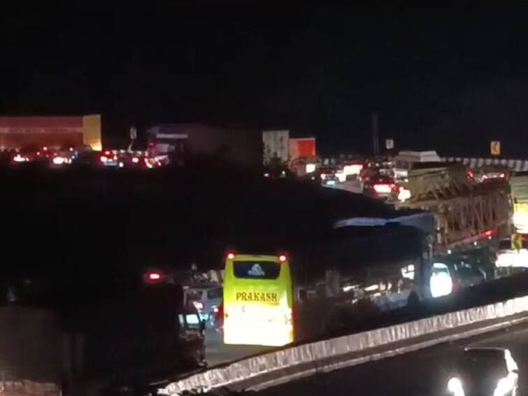 10 km queue of vehicles at Borghat on Mumbai Pune Expressway Traffic stopped while going to Pune Mumbai Pune Expressway : मुंबई पुणे एक्स्प्रेसवेवर बोरघाटात तब्बल 10 किमी वाहनांच्या रांगा; पुण्याकडील वाहतूक तुंबली