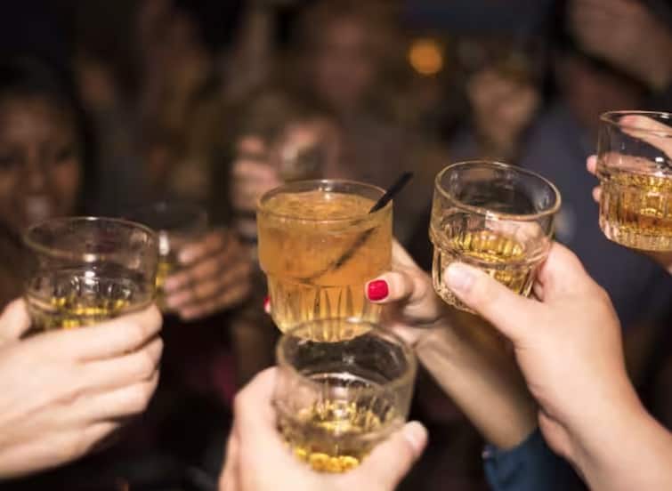 who will be allowed to drink liquor in Gift City government announced official rules Gift city: ગિફ્ટ સિટીમાં જાણો કોને મળશે દારુ પીવાની છૂટ, સરકારે જાહેર કર્યા સત્તાવાર નિયમો