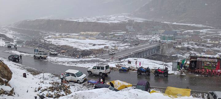 हिमाचल प्रदेश में शनिवार को भी बर्फबारी हुई. प्रदेश के ऊपरी इलाकों में जमकर बर्फबारी हुई. रोहतांग में अटल सुरंग के पास, इसके आसपास के इलाकों और लाहौल-स्पीति के केलांग में भी बर्फबारी हुई.