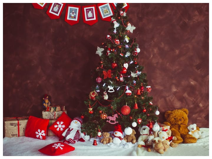 इस दिन को प्रभु ईसा मसीह के जन्मदिन के रूप में मनाया जाता है.यह एक ऐसा खास मौका होता है जब दोस्त और रिश्तेदार एक दूसरे को गिफ्ट्स देकर शुभकामनाएं देते हैं.