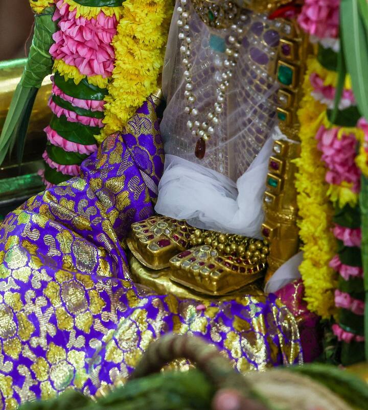பெருமாளின் பாத அலங்காரம் காட்சி