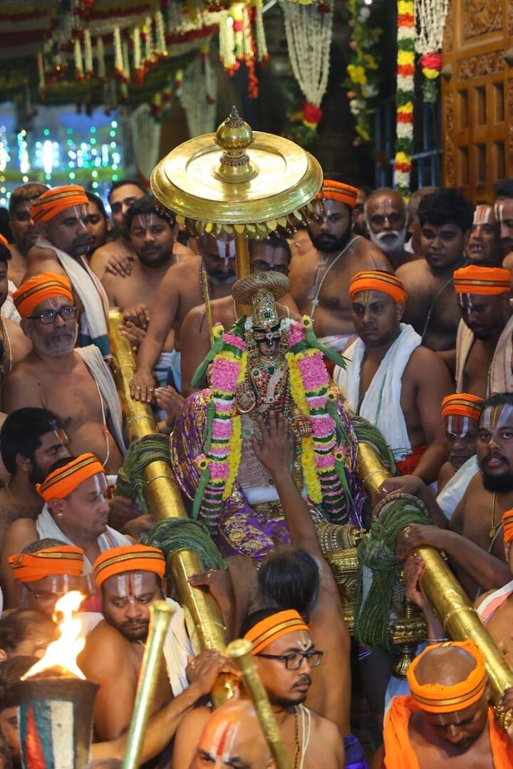 பரமபத வாசலில் இருந்து வெளியே வரும் நம்பெருமாள்
