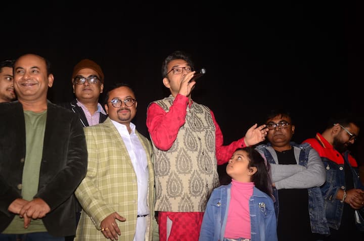 এই ছবিতে সঙ্গীতের দায়িত্ব ছিল অনুপমের কাঁধে। এদিন প্রিমিয়ারে হাজির ছিলেন তিনিও।
