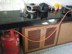 सिलेंडर घर वाला लाल और दुकान वाला नीले रंग का क्यों होता है