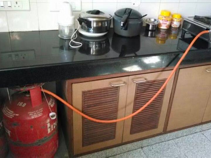 लाल रंग तो खतरे की निशानी होता है. फिर ऐसे में घरों में इस्तेमाल होने वाले सिलेंडर का रंग लाल क्यों होता है. क्या लाल रंग के सिलेंडर से खाना पकाना खतरनाक होता है?