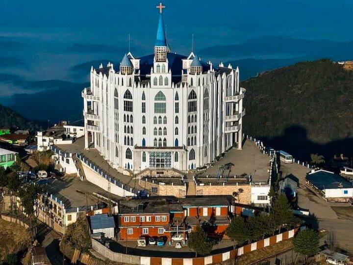 क्रिसमस के दिन सबसे ज्यादा भीड़ जहां होती है और जिस चर्च को एशिया का सबसे बड़ा चर्च माना जाता है. वह भारत के नागालैंड राज्य में है. सुमी बैपटिस्ट नाम का यह चर्च नागालैंड के जूनहेबोटो इलाके में मौजूद है. यह चर्च पहाड़ों के बीच स्थित है. इसीलिए यहां देश ही नहीं बल्कि विदेशों से भी खूब सारे पर्यटक क्रिसमस मनाने आते हैं.