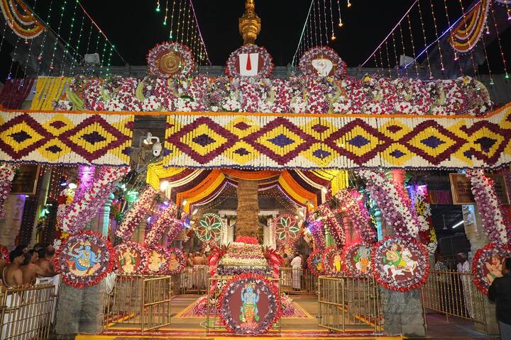 వైకుంఠ ఏకాదశి సందర్భంగా సుందరంగా తిరుమల ఆలయం