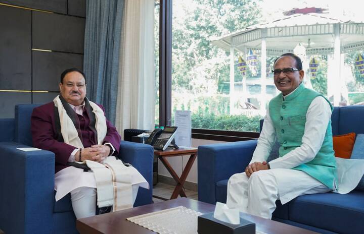 मध्य प्रदेश के पूर्व सीएम शिवराज सिंह चौहान ने दिल्ली पहुंचकर मंगलवार (19 दिंसबर) को बीजेपी के राष्ट्रीय अध्यक्ष जेपी नड्डा से मुलाकात की.