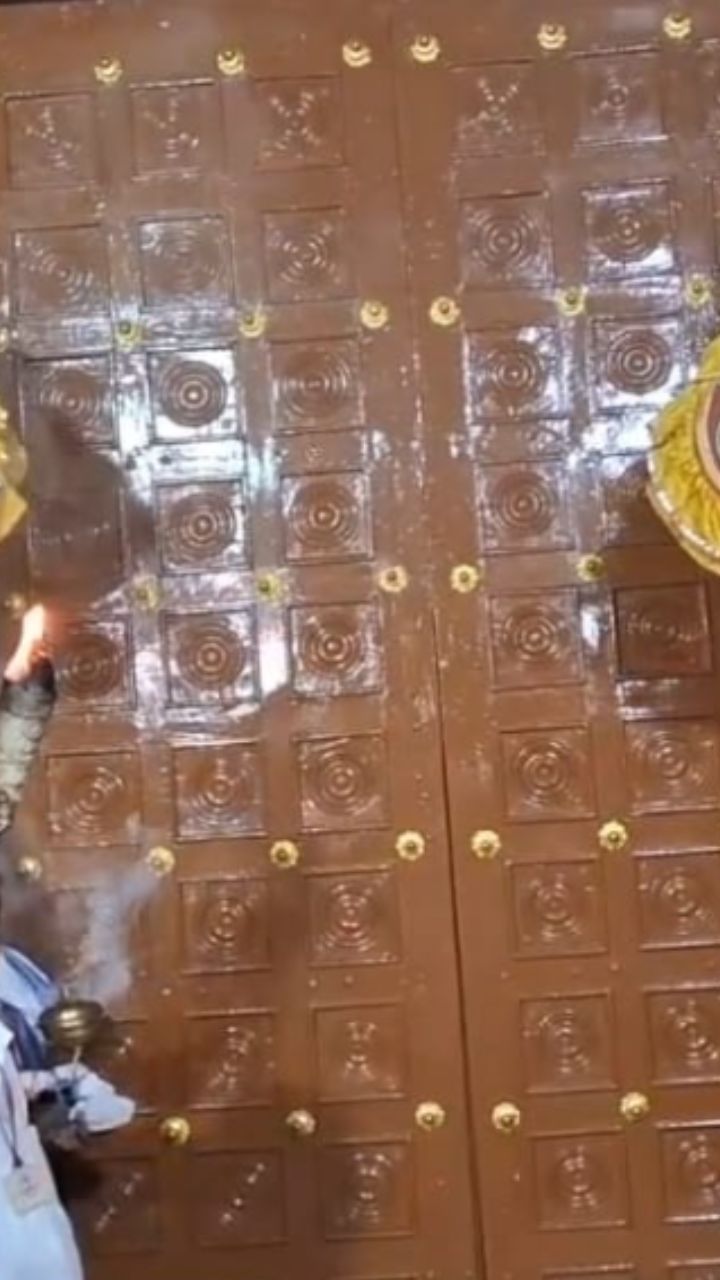 திருமாலின் இருப்பிடமாகக் கருதும் வைகுண்டத்தின் கதவுகள் திறக்கப்படும் நிகழ்வே வைகுண்ட ஏகாதசியாக கொண்டாடப்படுகிறது