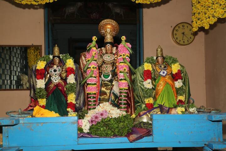 நிகழ்ச்சியை முன்னிட்டு சுவாமி - அம்பாளுக்கு சிறப்பு அபிஷேகம் நடத்தப்பட்டு, அலங்காரம் செய்யப்பட்டது. பின்னர் சொர்க்கவாசல் திறக்கப்பட்டு அதன் வழியாக பிரசன்ன வெங்கடேச பெருமாள் கடந்து சென்றார்.