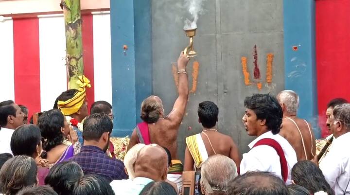 சொர்க்கவாசல் திறப்பிற்கு முன் தீபாராதனை காண்பிக்கப்பட்டது.