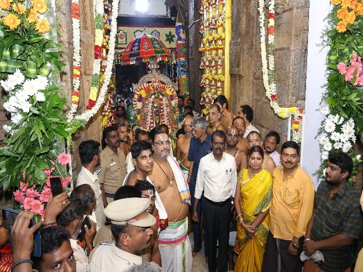 Vaikunta Ekadasi: சொர்க்கவாசல் வழியாக வந்த பெருமாளை அழைத்த நம்மாழ்வார்; கோவிந்தா கோஷமிட்ட பக்தர்கள்