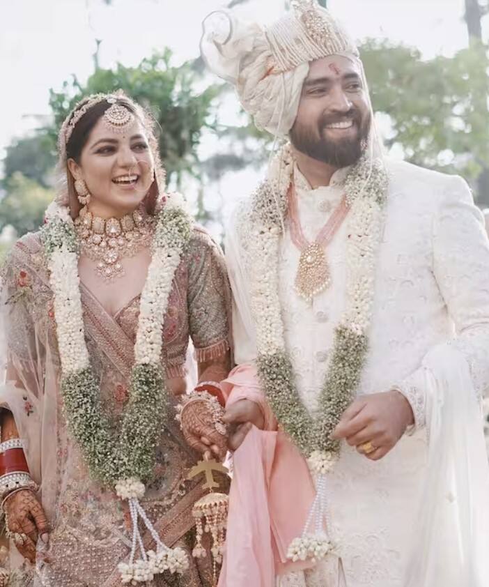 ਟੀਵੀ ਅਦਾਕਾਰਾ ਨੇਹਾ ਬੱਗਾ ਨੇ 9 ਨਵੰਬਰ ਨੂੰ ਰੇਸਟੀ ਕੰਬੋਜ ਨਾਲ ਵਿਆਹ ਕੀਤਾ ਸੀ। ਨੇਹਾ ਨੇ ਆਪਣੇ ਵਿਆਹ 'ਤੇ ਹਲਕੇ ਗੁਲਾਬੀ ਰੰਗ ਦਾ ਲਹਿੰਗਾ ਪਾਇਆ ਸੀ। ਭਾਰੀ ਗਹਿਣਿਆਂ ਅਤੇ ਭਾਰੀ ਦੁਪੱਟੇ ਵਿੱਚ ਉਹ ਇੱਕ ਪਰੀ ਵਾਂਗ ਸੁੰਦਰ ਲੱਗ ਰਹੀ ਸੀ।